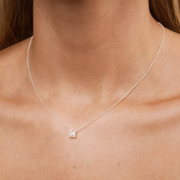 Essie - Small Pearl Dangling Necklace