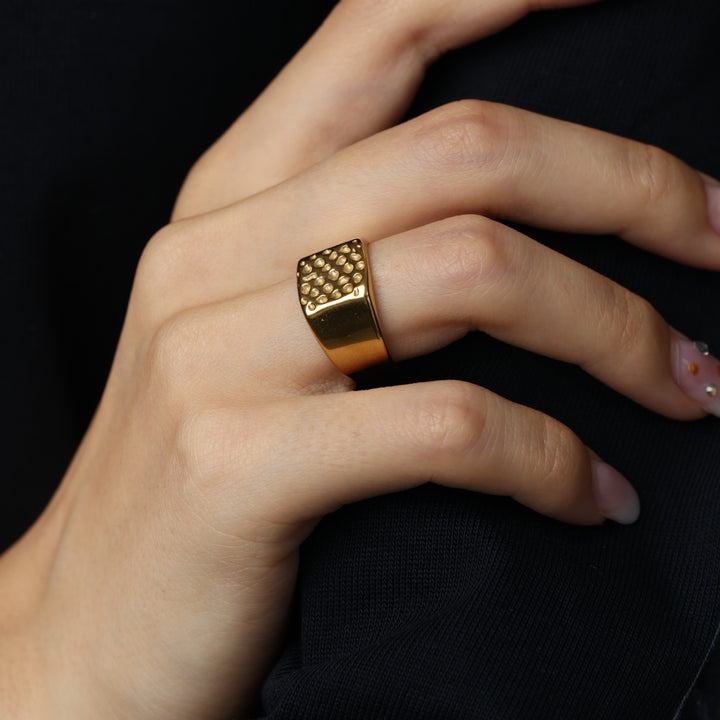 Blythe – signet ring in stainless steel, gold | Timi of Sweden