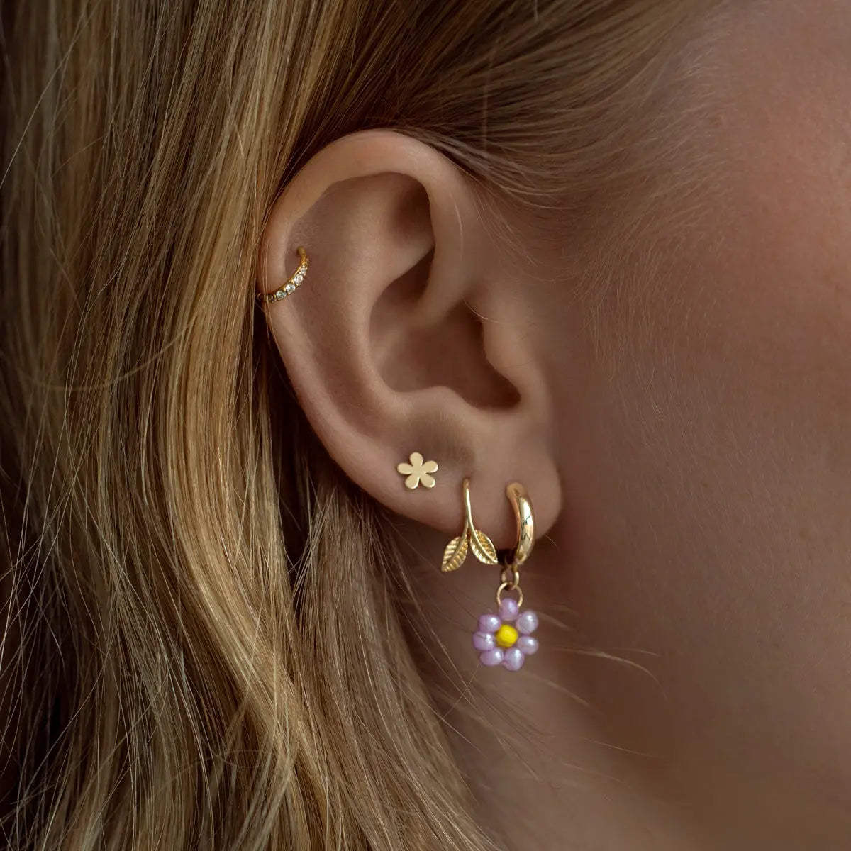 Minimalistic flower stud earrings gold