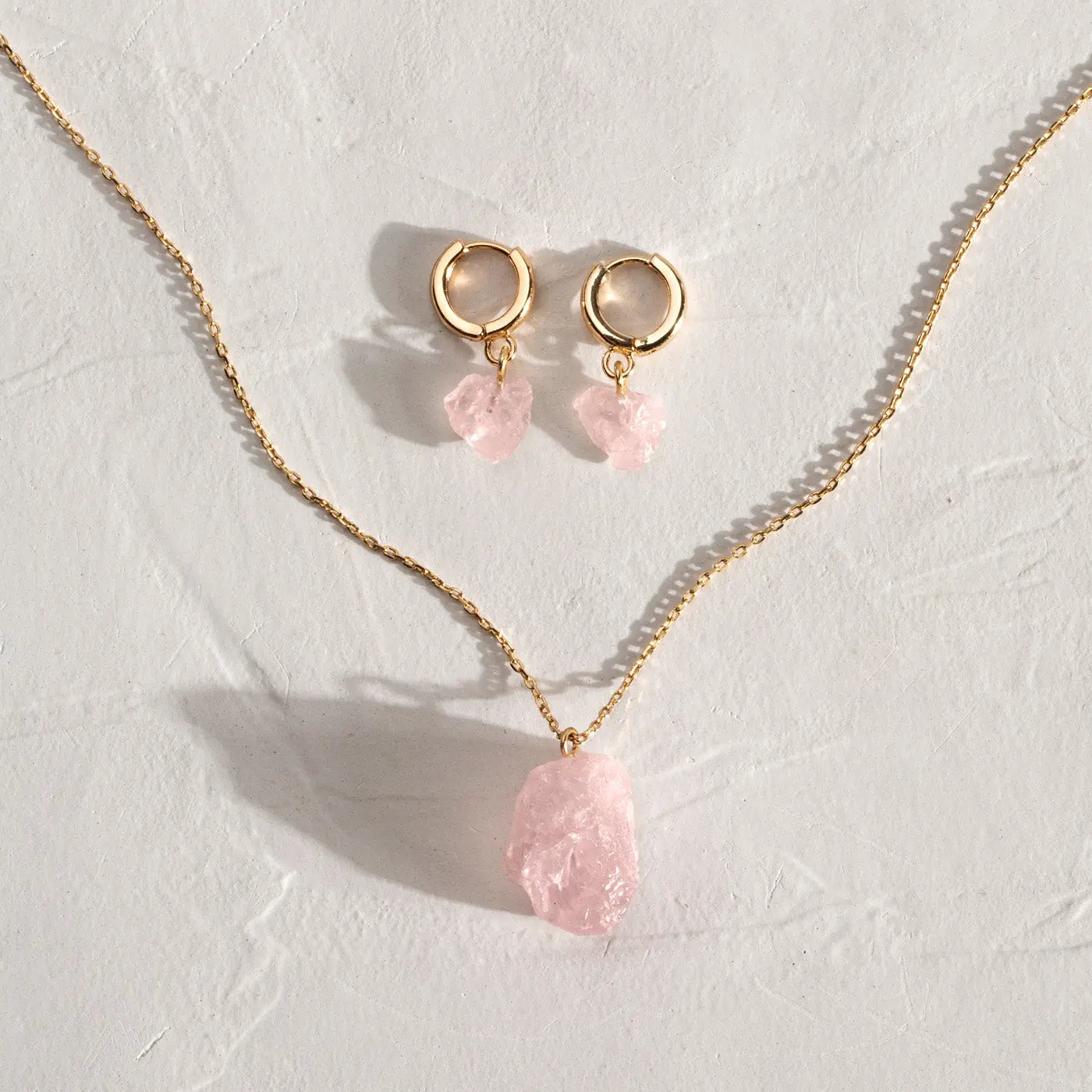 Set aus Ohrringen und Halskette aus Rosenquarz