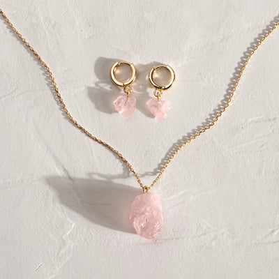 Set aus Ohrringen und Halskette aus Rosenquarz